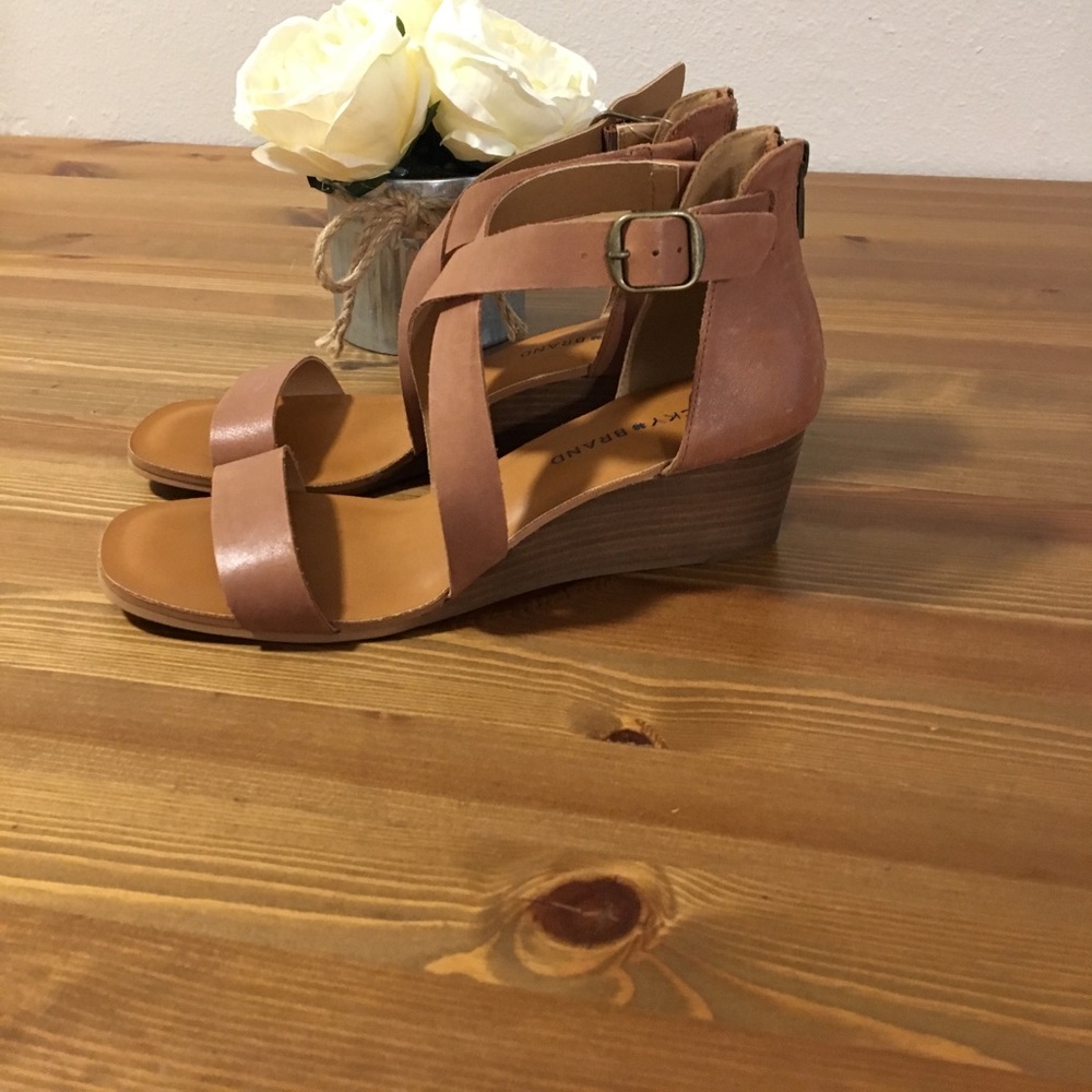 New-Lucky Brand Tan Wedges